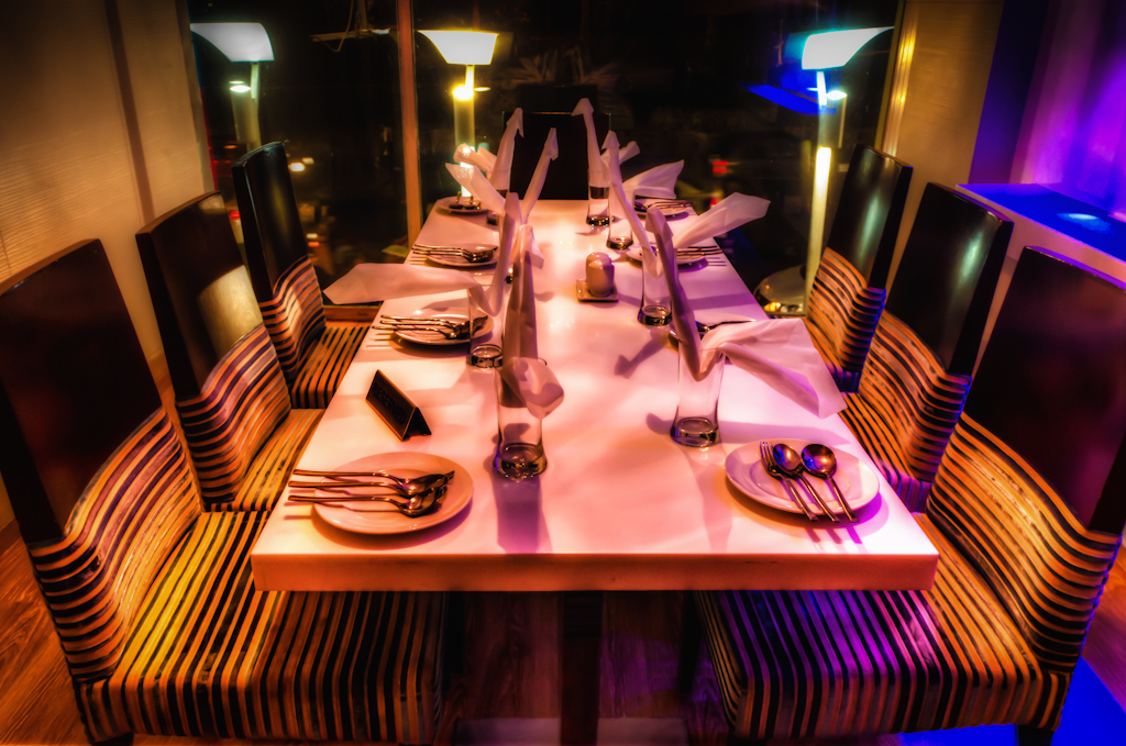 Mesa de restaurante de referência, Swastiverma (Wikimedia Commons)